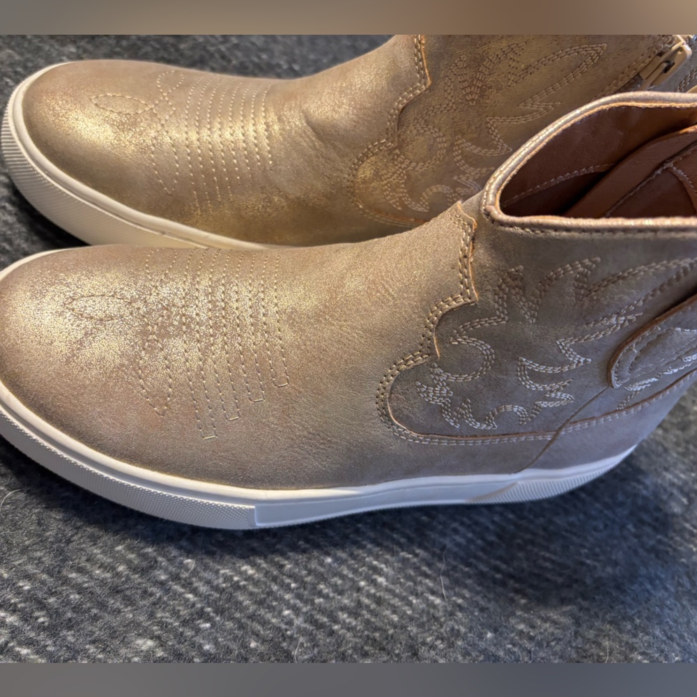 Very Volatile Los Angeles Cowgirl Sneaker Bootie Size 7 - Picture 4 of 12